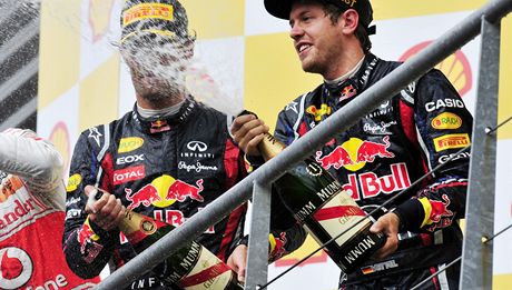Sebastian Vettel slaví triumf ve Spa.