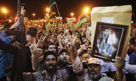 Libyjtí povstalci oznámili, e obsadili skoro celý Tripolis, lidé slaví