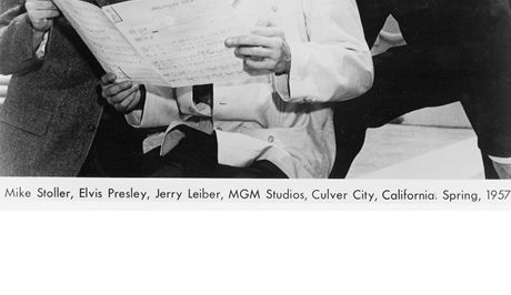 Mike Stoller, Elvis Presley a Jerry Leiber na fotografii z roku 1957