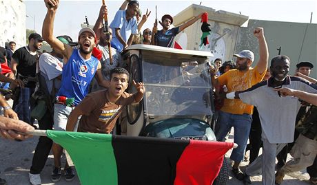 Radující se rebelové v Lybii