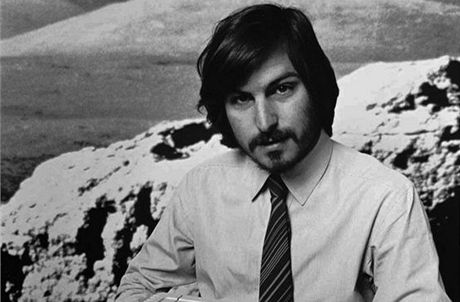 V roce 1977 Steve Jobs pedstavuje poíta Apple II