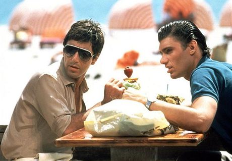Zjizvená tvá - ambiciózní pisthovalec v Miami a drogový boss Al Pacino (vlevo)