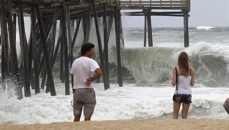 Hurikán rozbouil i oceán u beh Severní Karolíny