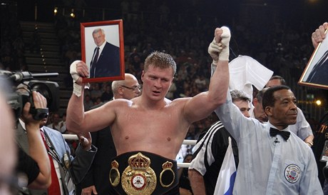 Alexander Povetkin s psem ampiona WBA a fotografi zesnulho otce.