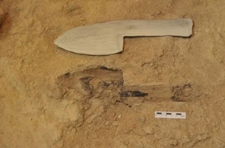 Neandrtálská lopatka stará 56 tisíc let