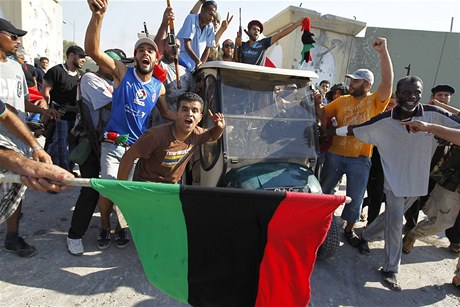 Radující se rebelové v Lybii