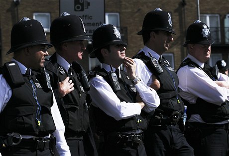 V Londýn hlídkuje mimoádný poet policist. V pondlí jich bude slouit 6500.