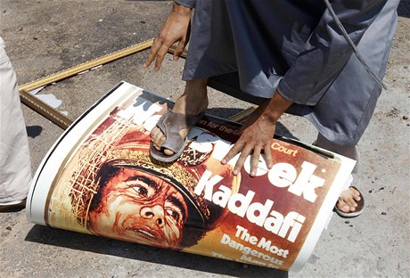 Pry s dikttorem! Lid v Tripolisu niili Kaddfho plakty a dal symboly bvalho reimu. 