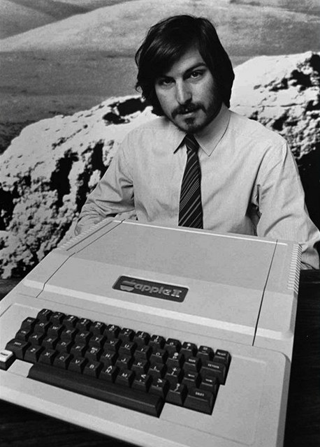 V roce 1977 Steve Jobs pedstavuje pota Apple II