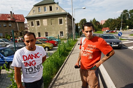 Myslím, e nelo o rasový útok. Nejspí v tom byly peníze, komentuje nedlní napadení esti lidí dvacítkou romských útoník jeden z rumburských Rom. Jeho kamarád (vpravo) se prý pak stal terem odvety "gad", i kdy s tím neml nic spoleného.  