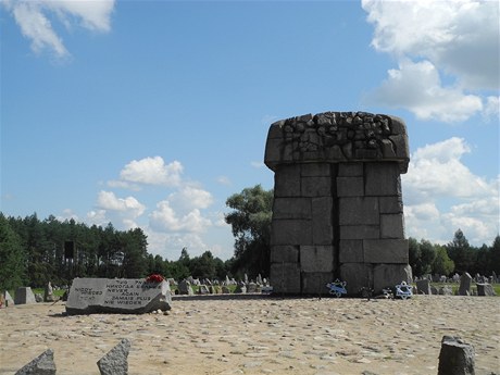 Monument z obm kamennch kvdr stoj na mst plynovch komor.