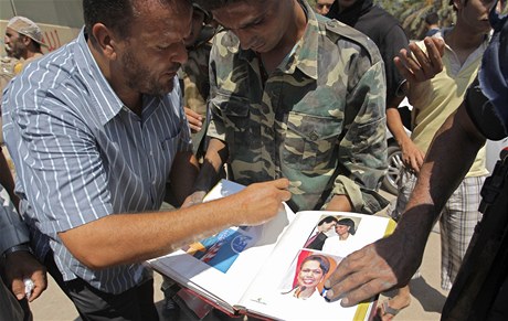 Bval americk ministryn zahrani Condoleezza Riceov na fotkch ve fotoalbu, kter povstalci zabavili v Kaddfho komplexu. 