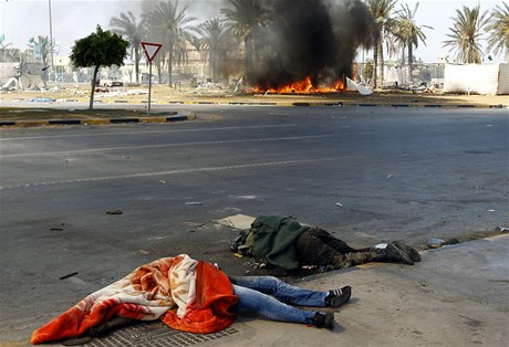 V ulicích Tripolisu leí desítky mrtvých voják.