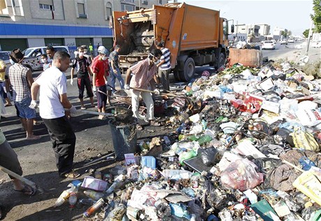 V ulicch Tripolisu se za dny tuhch boj nahromadily tuny odpadk. 