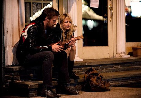 Blue Valentine - Cindy (Michelle Williamsová) a Dean (Ryan Gosling) v dob, kdy se jet vechno zdálo rové  