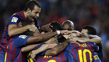 Fotbalisté Barcelony slaví vítězství 5:0 nad Vilarrealem