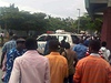 V budov OSN v NIgérii vybuchla bomba. Na snímku jsou lidé ped nemocnicí v Abuji 