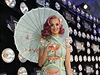 Katy Perry, která získala hlavní cenu MTV za nejlepí video roku, pózuje novinám
