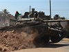 Tank libyjských rebel vjídí do malého msta si 25 km ped Tripolisem.  