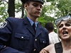 Policisté odvádjí jednu z aktivistek ze sdruení FEMEN