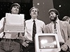 Steve Jobs, John Sculley a Steve Wozniak v roce 1984 pedstavují nový Apple IIc.