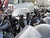 Policejní tkoodnci brázdí cestu dodávce peváející Tymoenkovou k soudu ulicemi plnými jejích pívrenc.