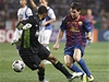 Lionel Messi obchází brankáe Heltona