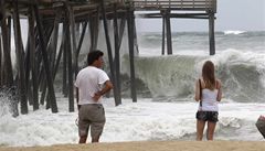 Hurikán rozbouil i oceán u beh Severní Karolíny