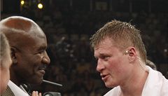 Alexander Povetkin a Evander Hoylfield s pásem �ampiona WBA.