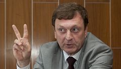 I kdy� je Jan Jakovec ve spole�né kancelá�i sám, respektuje prostor pat�ící nep�ítomnému Ji�ímu K�ivancovi 