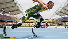 Oscar Pistorius z Jihoafrické republiky vyráí ze startovacího bloku pi bhu mu na 400 metr 
