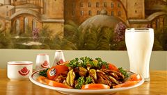 K jídlu si dejte ayran, nápoj z jogurtu, vody a soli