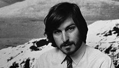 V roce 1977 Steve Jobs pedstavuje poíta Apple II