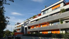 Vnější barevnou strohost domu vhodně doplňuje oranžová v detailech (rolety, markýzy, dělící příčky) | na serveru Lidovky.cz | aktuální zprávy