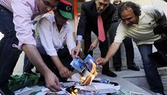 OBRAZEM: Libyjci v Česku převlékli kabáty a spálili Kaddáfího