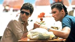 Zjizvená tvá - ambiciózní pisthovalec v Miami a drogový boss Al Pacino (vlevo)