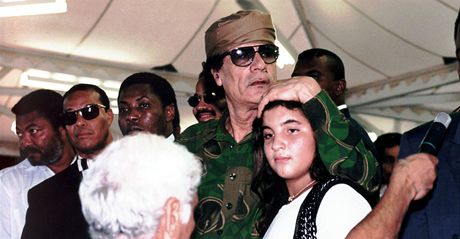 Snímek z roku 1996, na kterém je Muammar Kaddáfí s dcerou Hanou.
