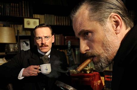 Stet titán analýzy. Sigmund Freud (Viggo Mortensen, vpravo) a Carl Gustav Jung (Michael Fassbender) ve filmu Nebezpená metoda.
