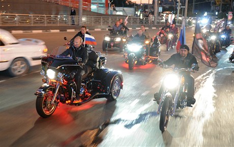 Putin se v ele kolony na motocyklu Harley Davidson zapojil do pehldky silnch stroj v Novorossijsku.