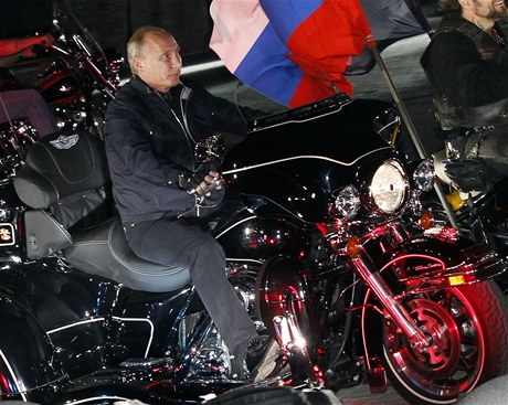 Putin se v ele kolony na motocyklu Harley Davidson zapojil do pehlídky silných stroj v Novorossijsku.