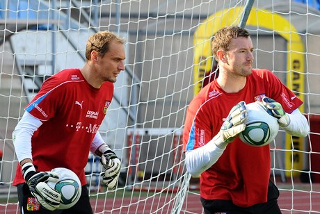 Reprezentaní brankái Jaroslav Drobný a Jan Latvka pi tréninku.