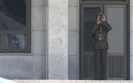 Severokorejský pohraniník na hranici s Jiní Koreou