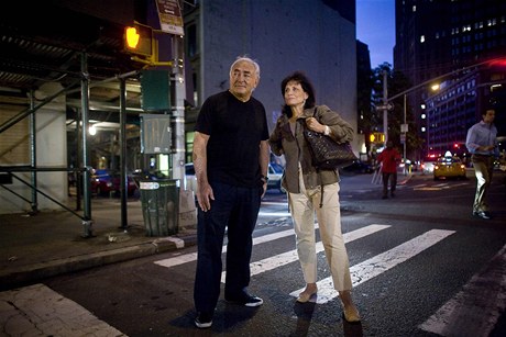 Dominique Strauss-Kahn s manelkou Anne ekají v New Yorku na taxi.