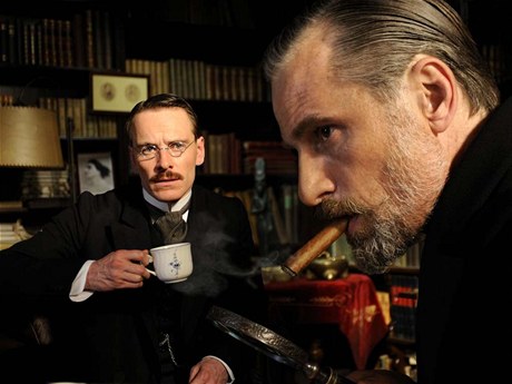 Stet titán analýzy. Sigmund Freud (Viggo Mortensen, vpravo) a Carl Gustav Jung (Michael Fassbender) ve filmu Nebezpená metoda.