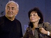 Dominique Strauss-Kahn s manelkou Anne ekají v New Yorku na taxi.