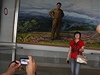 Tursitka pózuje ped portrétem vdce Kim ong-Ila.