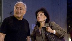 Dominique Strauss-Kahn s manželkou Anne čekají v New Yorku na taxi. | na serveru Lidovky.cz | aktuální zprávy