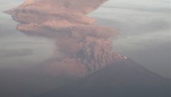 Popocatépetl chrlí popel do kilometrové výšky
