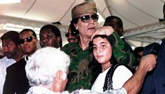 Snímek z roku 1996, na kterém je Muammar Kaddáfí s dcerou Hanou.