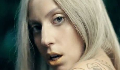 Lady Gaga ve svém novém videoklipu